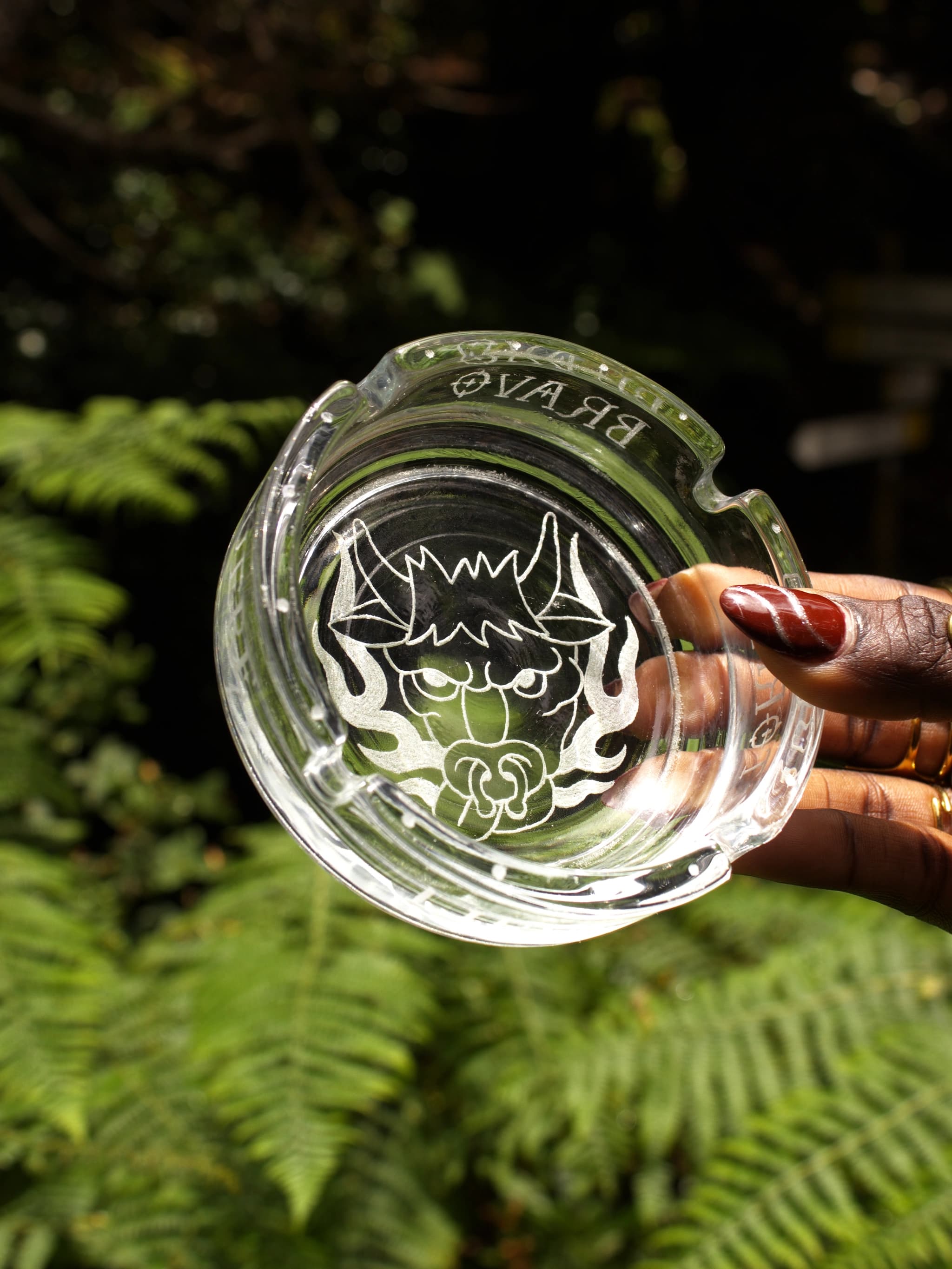 Cenicero de cristal grabado a mano con motivo de toro, imagen 2 de galería.
