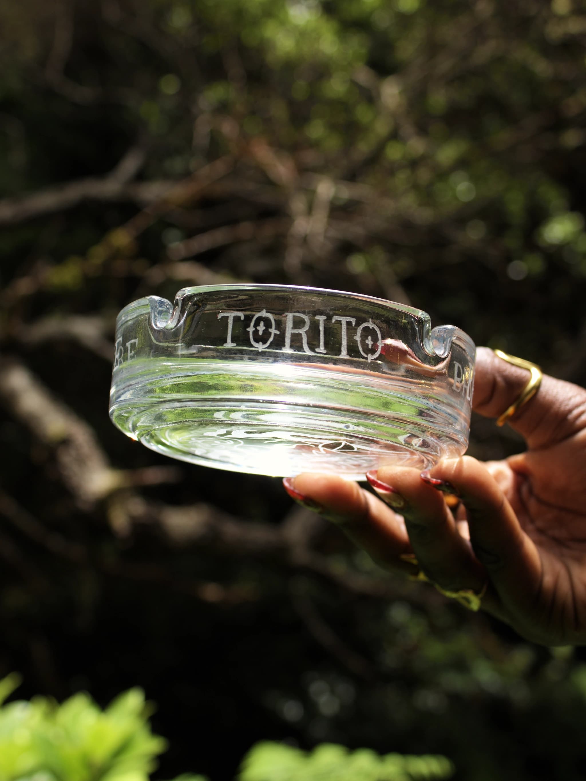 Cenicero de cristal grabado a mano con motivo de toro, imagen 3 de galería.