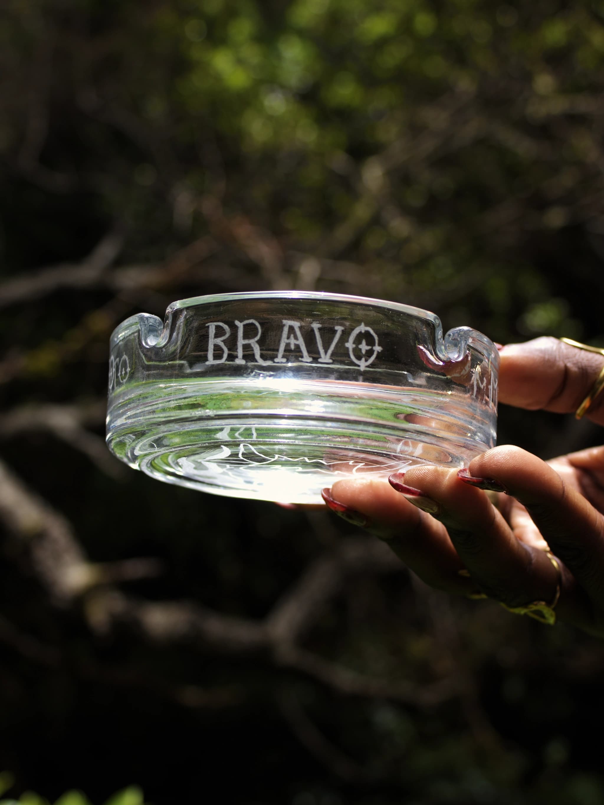 Cenicero de cristal grabado a mano con motivo de toro, imagen 4 de galería.