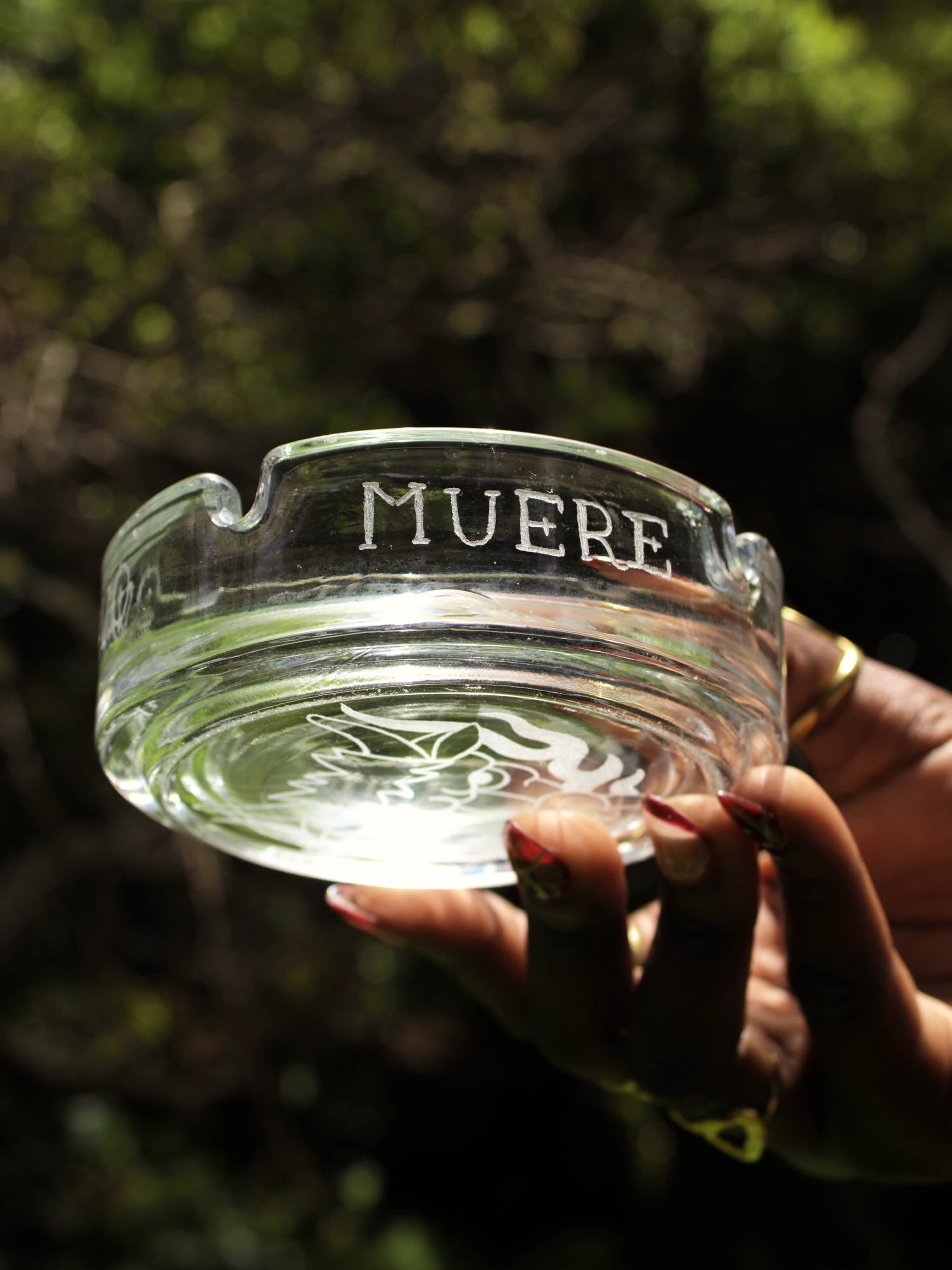 Cenicero de cristal grabado a mano con motivo de toro, imagen 5 de galería.