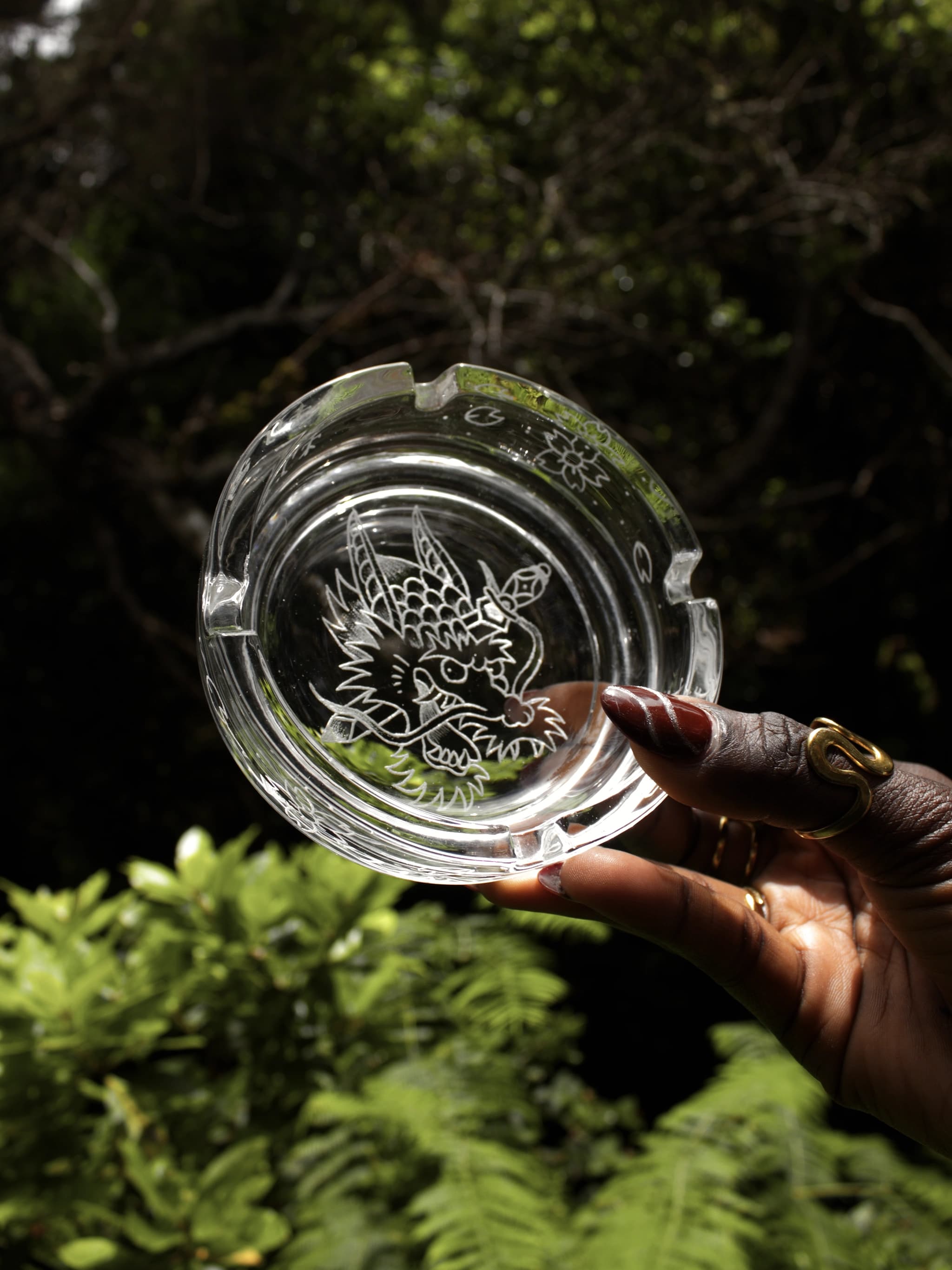 Cenicero de cristal grabado a mano con motivo de dragón, imagen 1 de galería.