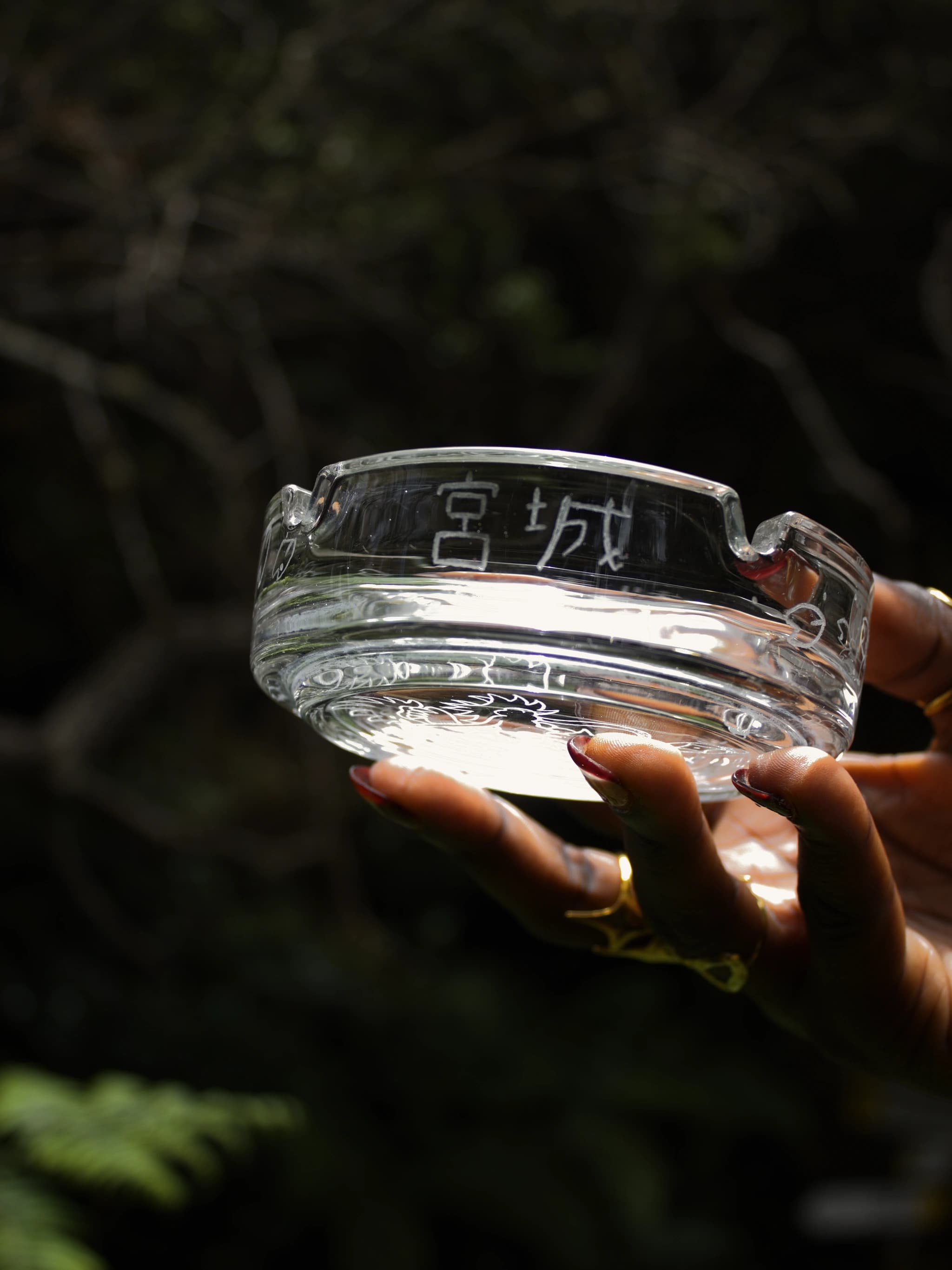 Cenicero de cristal grabado a mano con motivo de dragón, imagen 3 de galería.