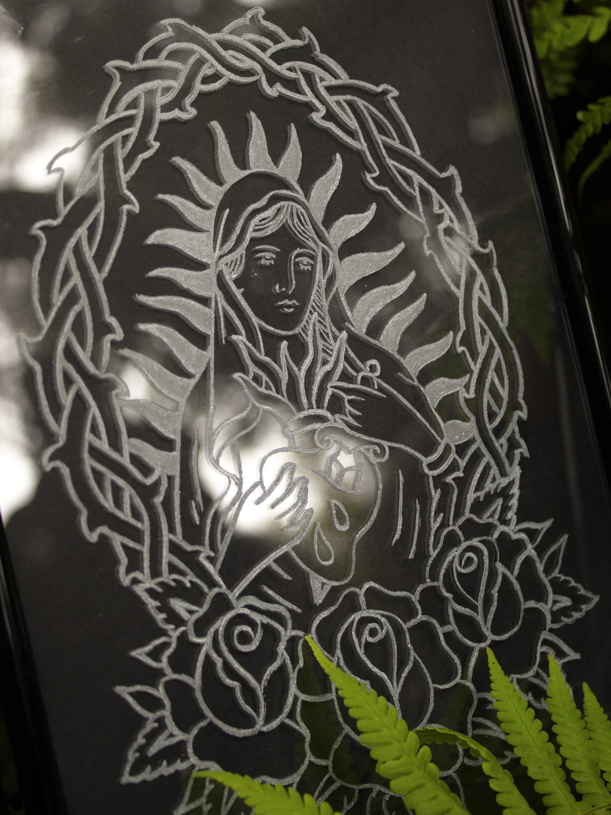 Retrato de cristal grabado a mano con motivo de virgen, imagen 2 de galería.